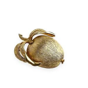 Sarah Coventry Adam's Delight Brooch Brushed Gold Tone Apple Fruit Pin Vintage